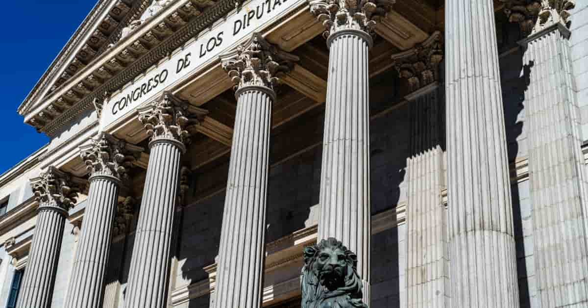 el contractualismo y el estado de derecho convergen en la constitucion española.